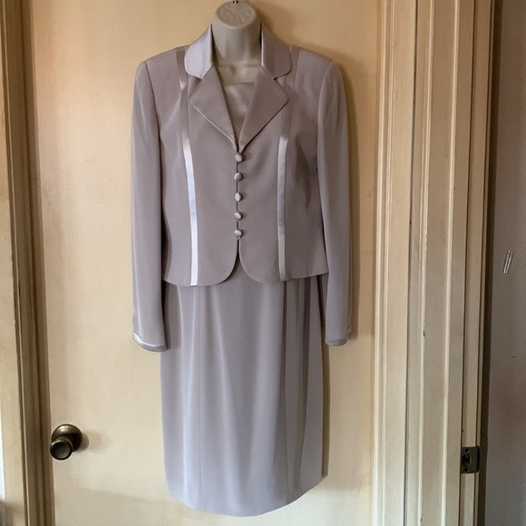 Oleg Cassini Dresses & Skirts - Oleg Cassini Black Tie champagne suit size 6